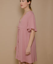Nachhaltiges Sommerkleid für Damen in zartem Altrosa – luftiger Schnitt mit EcoVero™-Viskose, französische Modemarke.