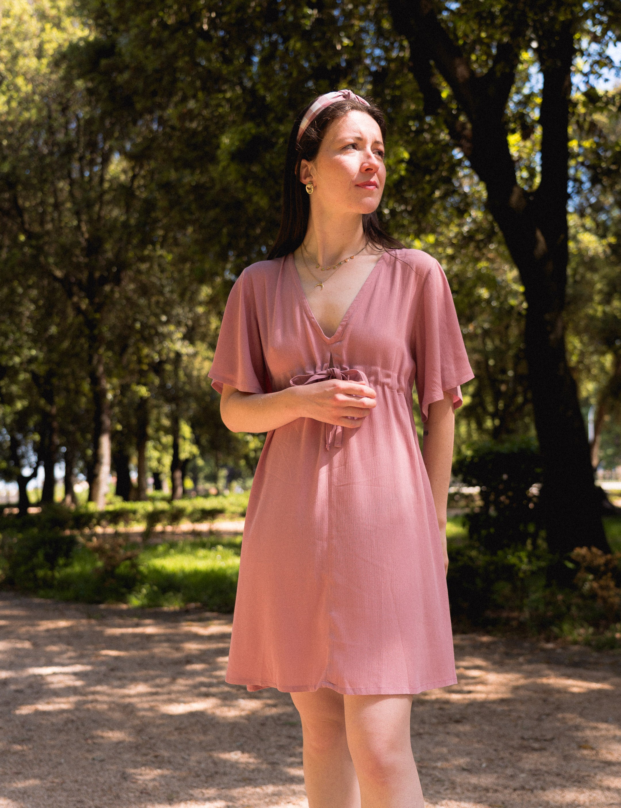 Frau in Sommerkleid von vorne, in entspannter Pose im Park
Sommerkleid in Altrosa aus 100 % EcoVero™-Viskose – nachhaltige Damenmode mit femininer Silhouette und französischer Eleganz für sonnige Tage.