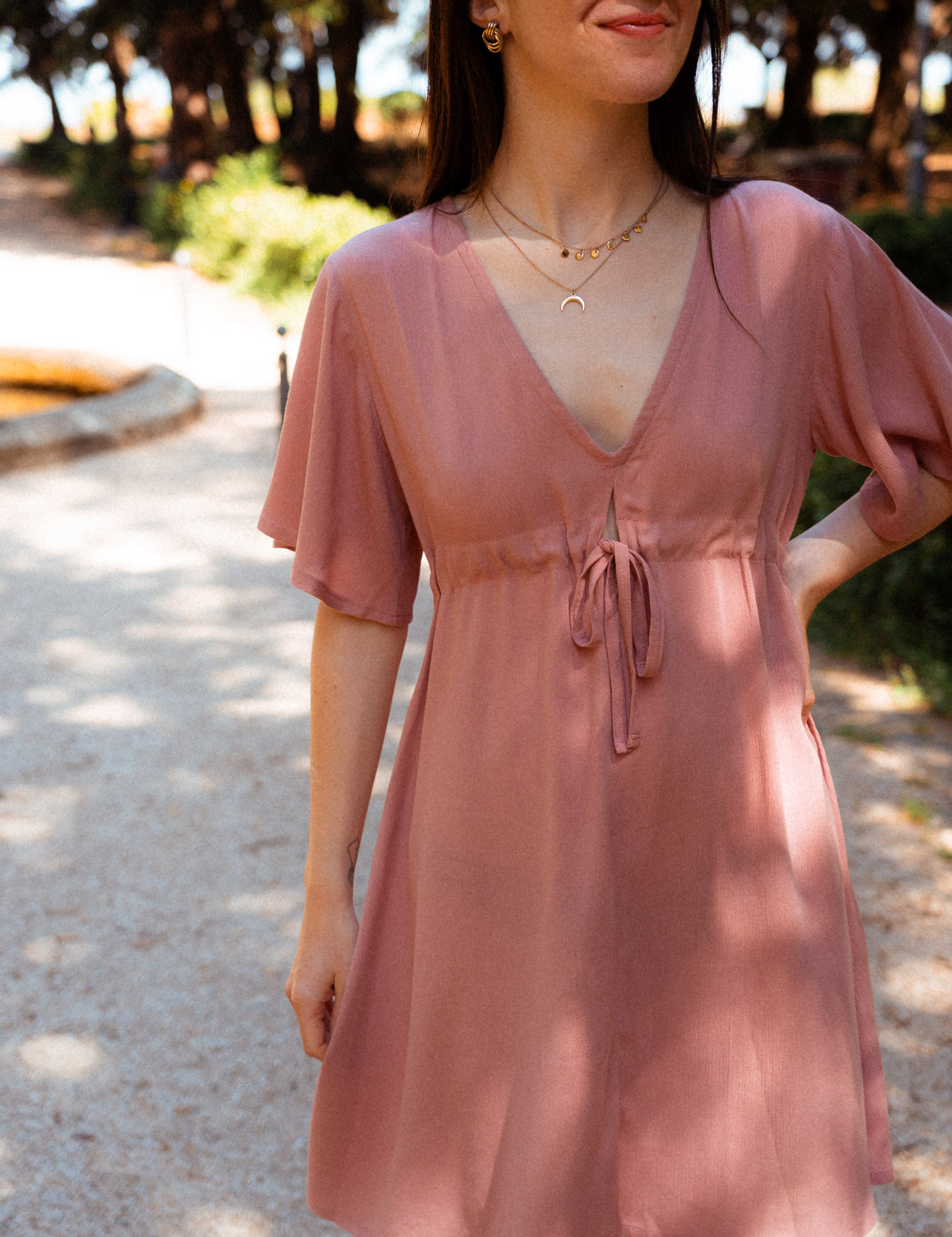Elegantes Sommerkleid für Damen – aus EcoVero™-Viskose in zartem Rosa, feminine Silhouette mit Volantärmeln, französischer Stil.