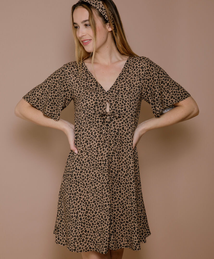 Frau trägt das Sommerkleid von vorne, elegante Pose
Sommerkleid mit Leo-Print aus nachhaltiger EcoVero™-Viskose – modernes Design und femininer Schnitt, ideal für den Sommer.