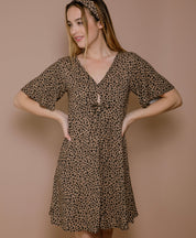 Frau trägt das Sommerkleid von vorne, elegante Pose
Sommerkleid mit Leo-Print aus nachhaltiger EcoVero™-Viskose – modernes Design und femininer Schnitt, ideal für den Sommer.