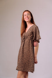Sommerkleid im Leo-Print aus umweltfreundlicher EcoVero™-Viskose – perfekter Begleiter für entspannte Sommertage im Freien.
