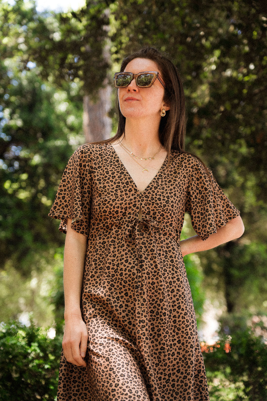 Leo-Print Sommerkleid in EcoVero™-Viskose – leicht und fließend für ein modernes, elegantes Aussehen im Freien.