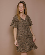 Frau in sommerlichem Leo-Print-Kleid, seitliche Ansicht
Elegantes Sommerkleid mit femininen Volantärmeln und V-Ausschnitt – aus umweltfreundlicher EcoVero™-Viskose, ideal für heiße Tage.