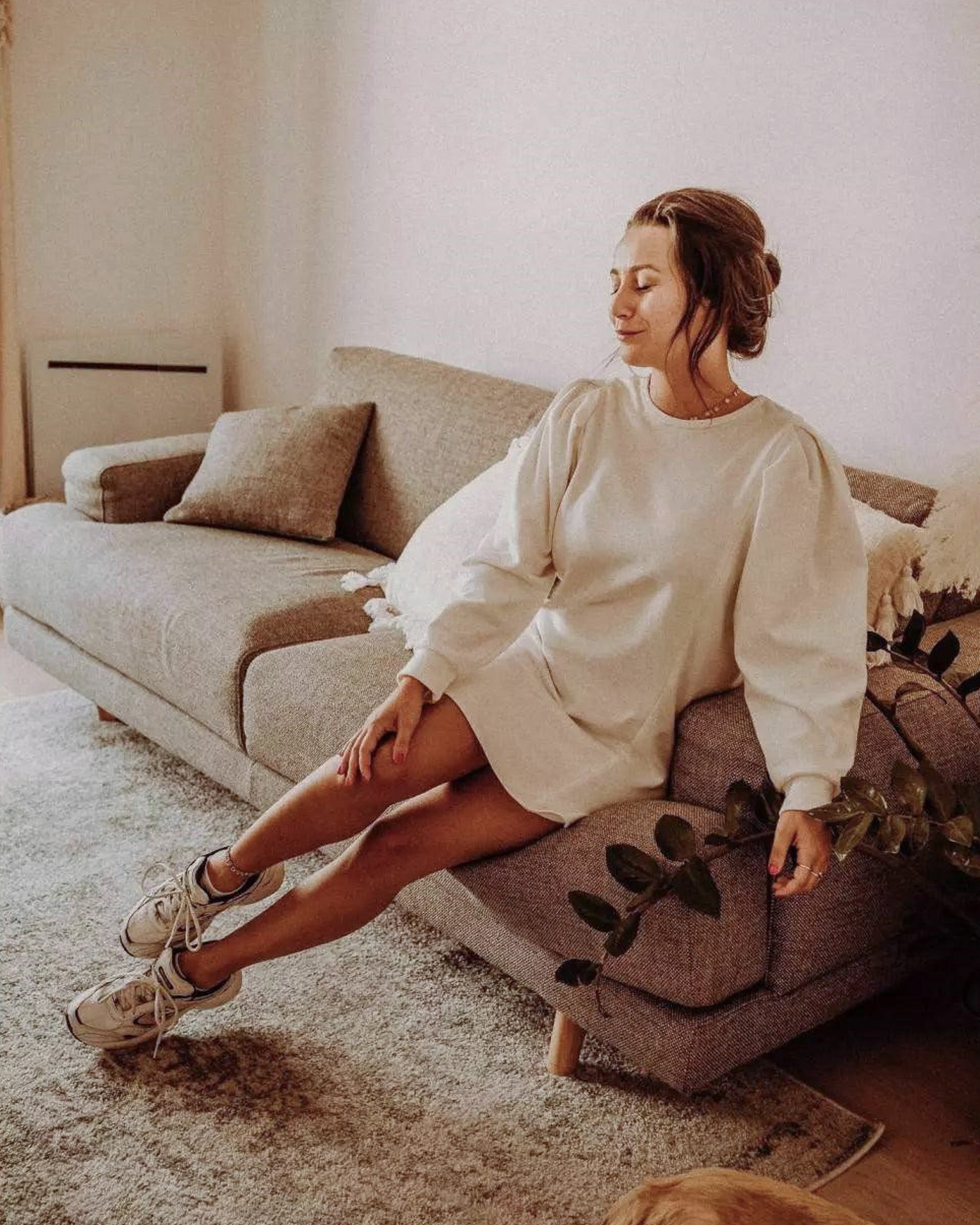 Still-Sweatkleid Ava in kniefreier Länge, perfekt für stilvolle Mütter, die Komfort und Eleganz suchen.
