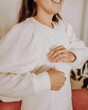 Grosser Blick auf den Reißverschluss des Still-Sweatkleides Ava, der für diskretes Stillen sorgt.