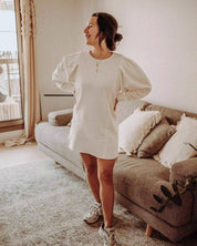 Still-Sweatkleid Ava mit puffigen Ärmeln und unsichtbarem Reißverschluss, getragen von einer Mutter.