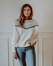 Still-Sweatshirt Chloé – Vorderansicht. Trendiger, bequemer Stillpullover mit strukturierten Schultern und Mao-Kragen, ideal für stilvolle Mütter.