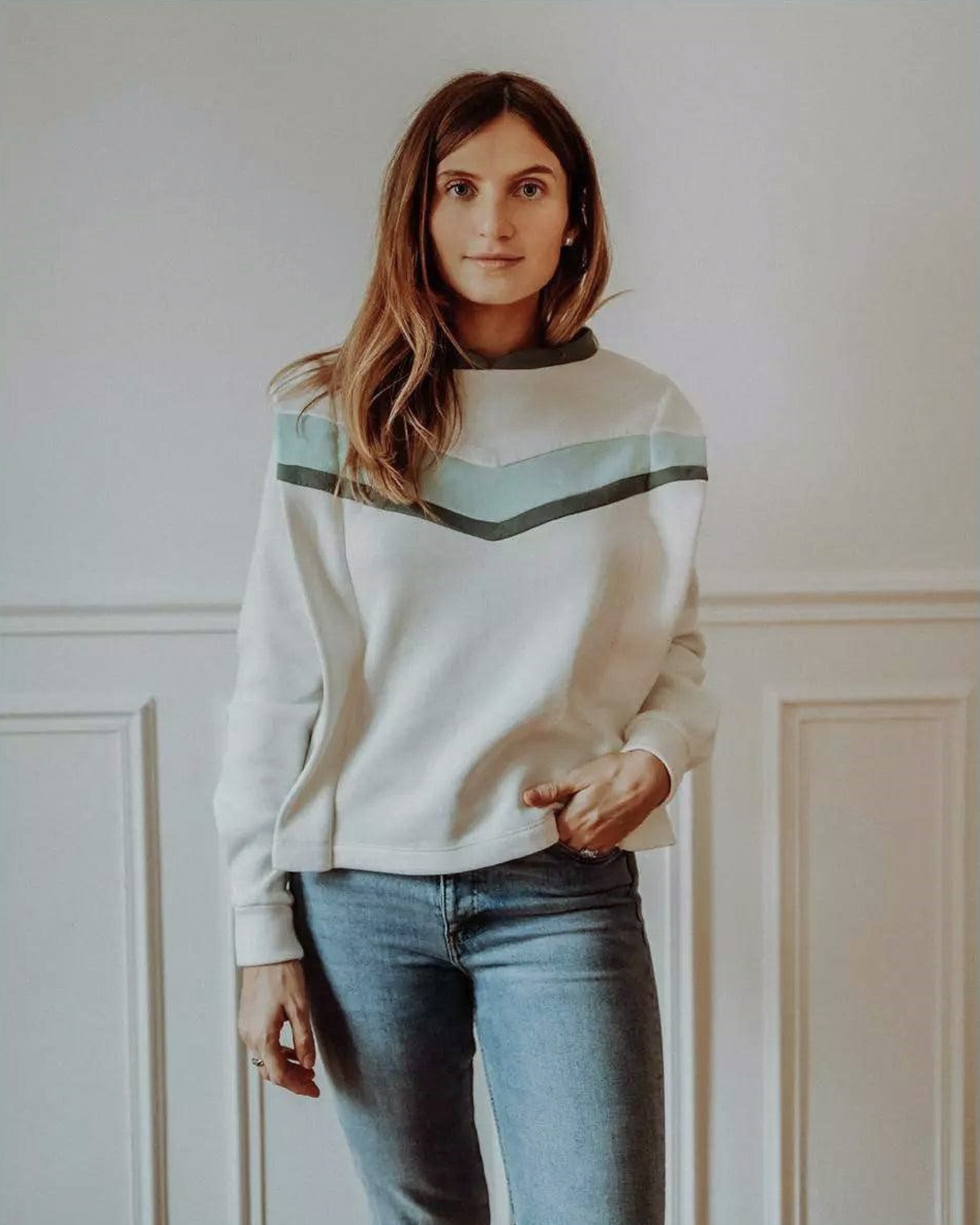 Still-Sweatshirt Chloé – Vorderansicht. Trendiger, bequemer Stillpullover mit strukturierten Schultern und Mao-Kragen, ideal für stilvolle Mütter.