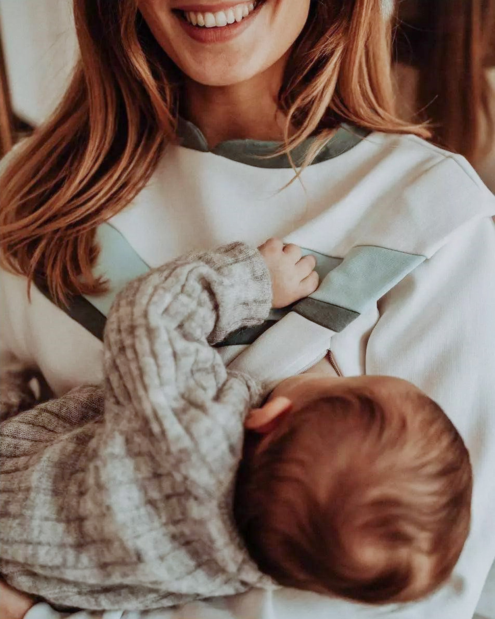 Still-Sweatshirt Chloé im Detail – Nahaufnahme des Mao-Kragens und der strukturierten Schultern. Elegantes Design mit praktischer Stillöffnung.