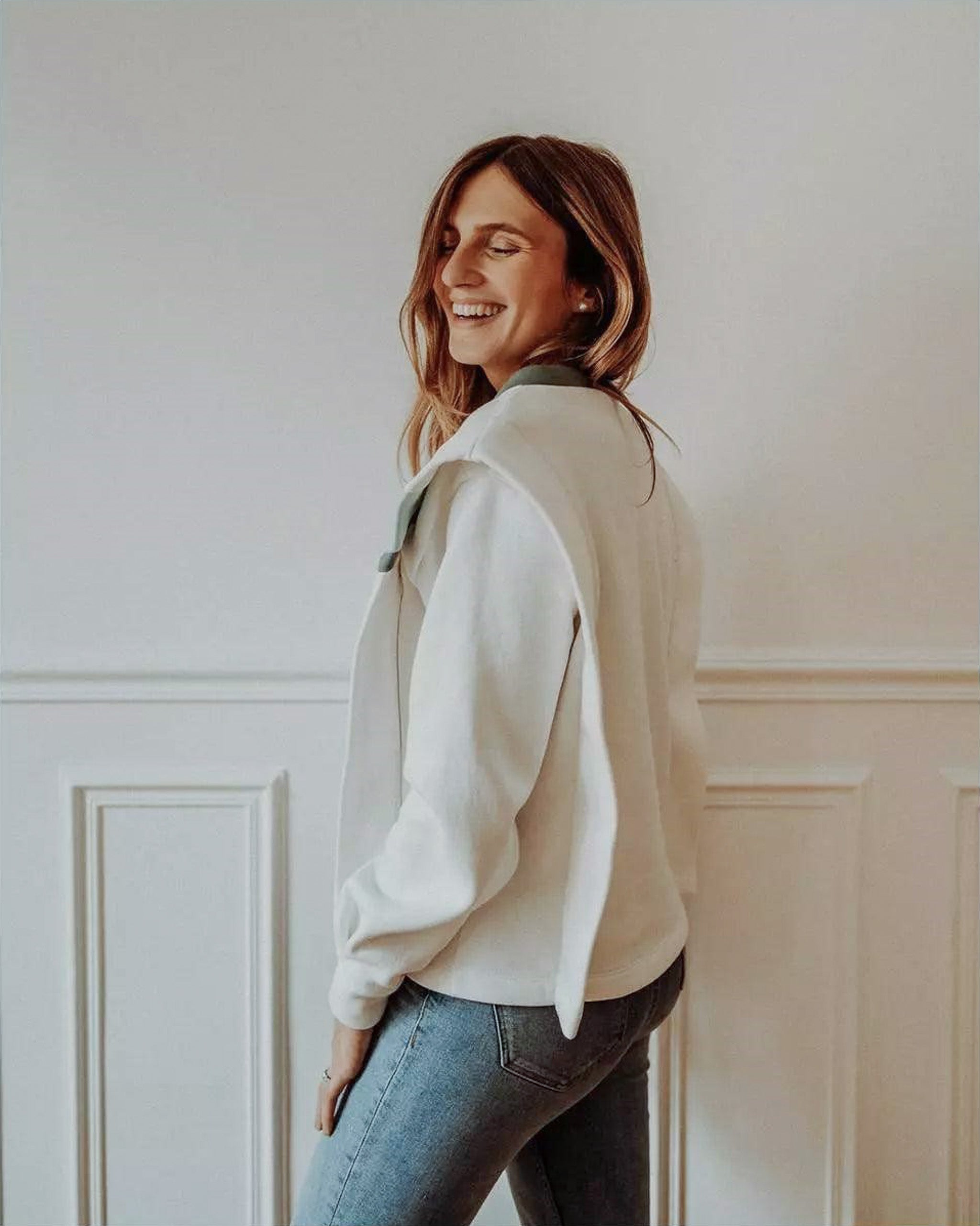 Still-Sweatshirt Chloé – Rückansicht. Moderner und vielseitiger Stillpullover, perfekt für jede Gelegenheit.