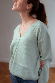 Stillbluse Tiphaine in Aqua-Grün – elegante und luftige Stillmode aus 100 % Bio-Baumwolle, ideal für Mütter im Alltag.