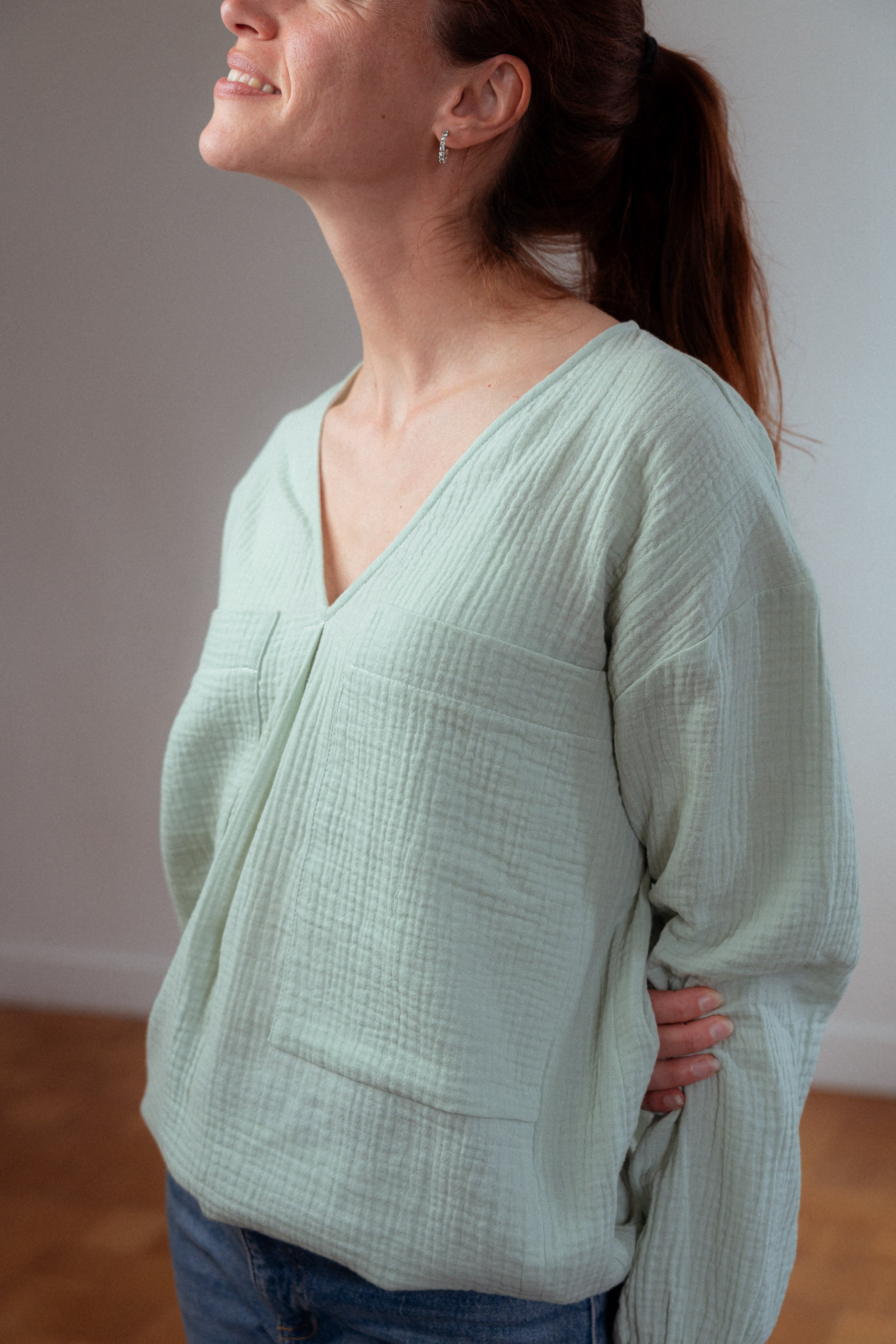 Stillbluse Tiphaine in Aqua-Grün – elegante und luftige Stillmode aus 100 % Bio-Baumwolle, ideal für Mütter im Alltag.