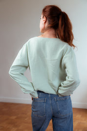 Stillbluse Tiphaine in Aqua-Grün – Rückenansicht der eleganten Stillbluse aus Bio-Baumwolle, locker fallender Schnitt für maximalen Komfort.