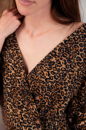Stillbody Marion im exklusiven Leo-Print – Cache-Cœur-Ausschnitt, Oversized-Ärmel und 100 % Ecovero™-Viskose für stilvolle Stillmode.