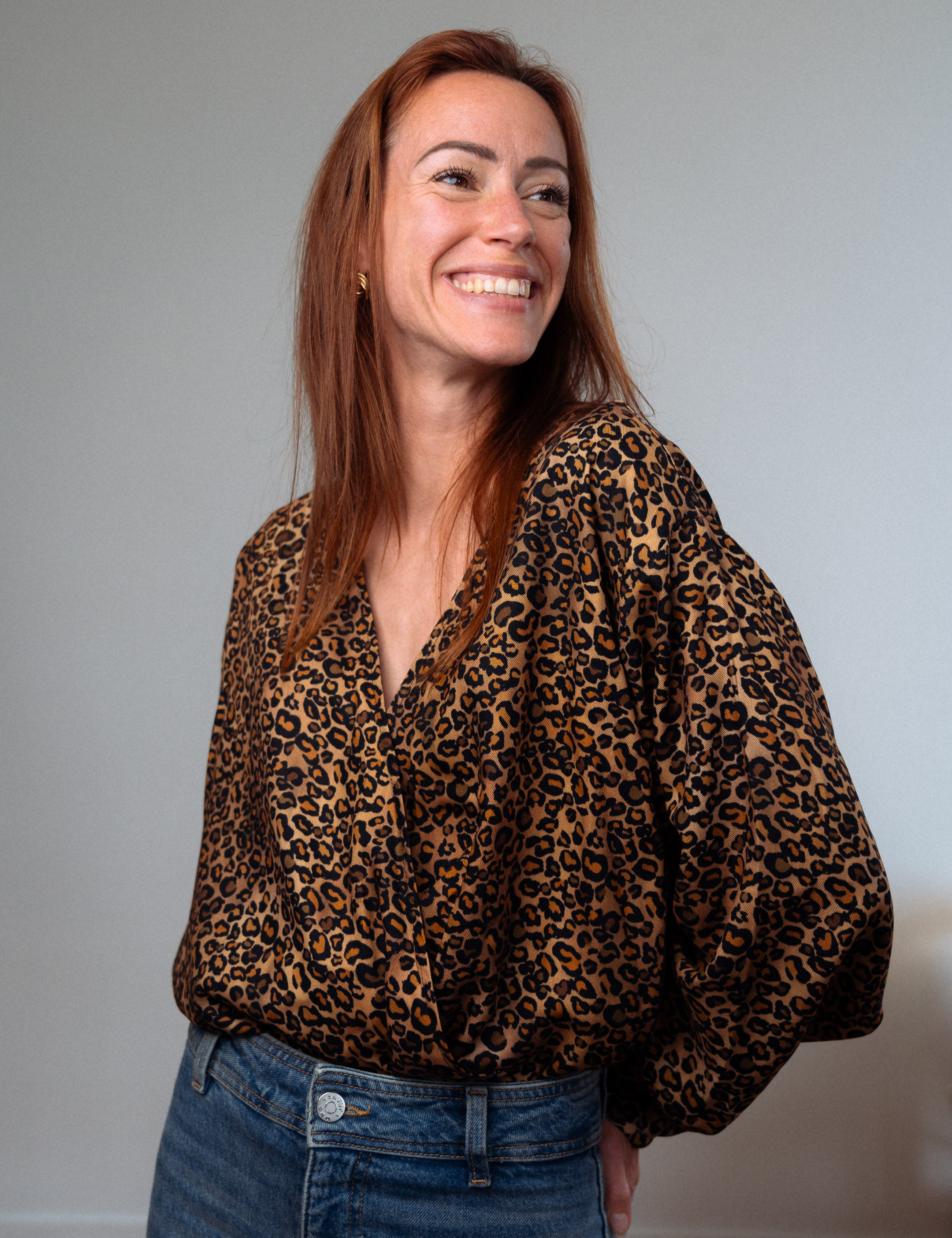 Stillbody Marion im Leo-Print – ideale Kombination aus Stil und Funktionalität, perfekt für den Alltag und diskretes Stillen dank überlappender Stofflagen.