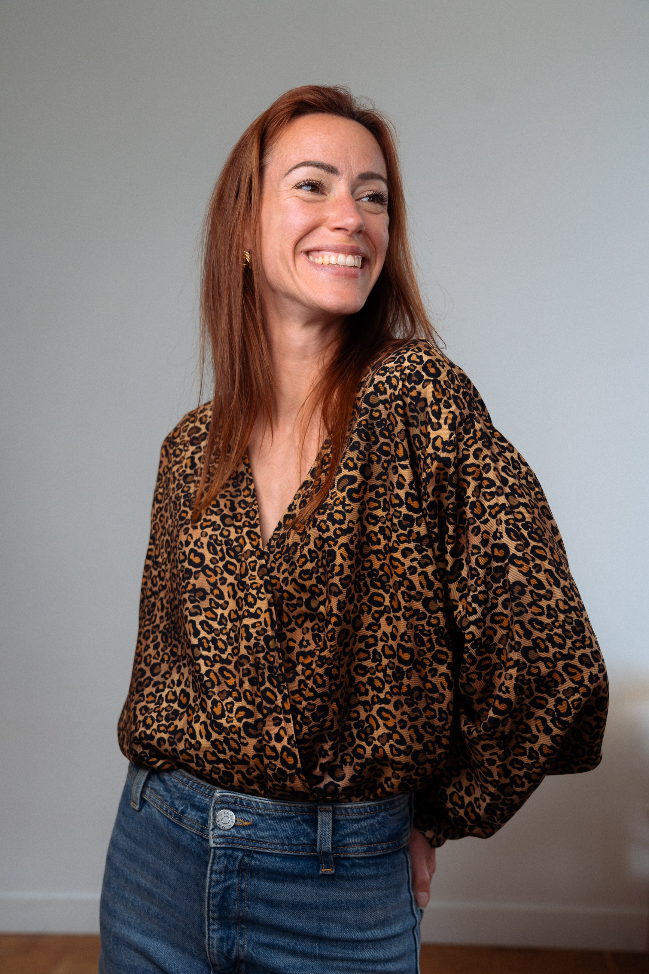 Stillbody Marion im Leo-Print – ideale Kombination aus Stil und Funktionalität, perfekt für den Alltag und diskretes Stillen dank überlappender Stofflagen.