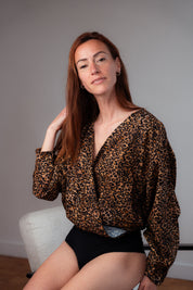 Stillbody Marion – eleganter Body mit Leo-Print und Wickelausschnitt, ideal für einen femininen Look, der sowohl Stil als auch Funktionalität bietet.