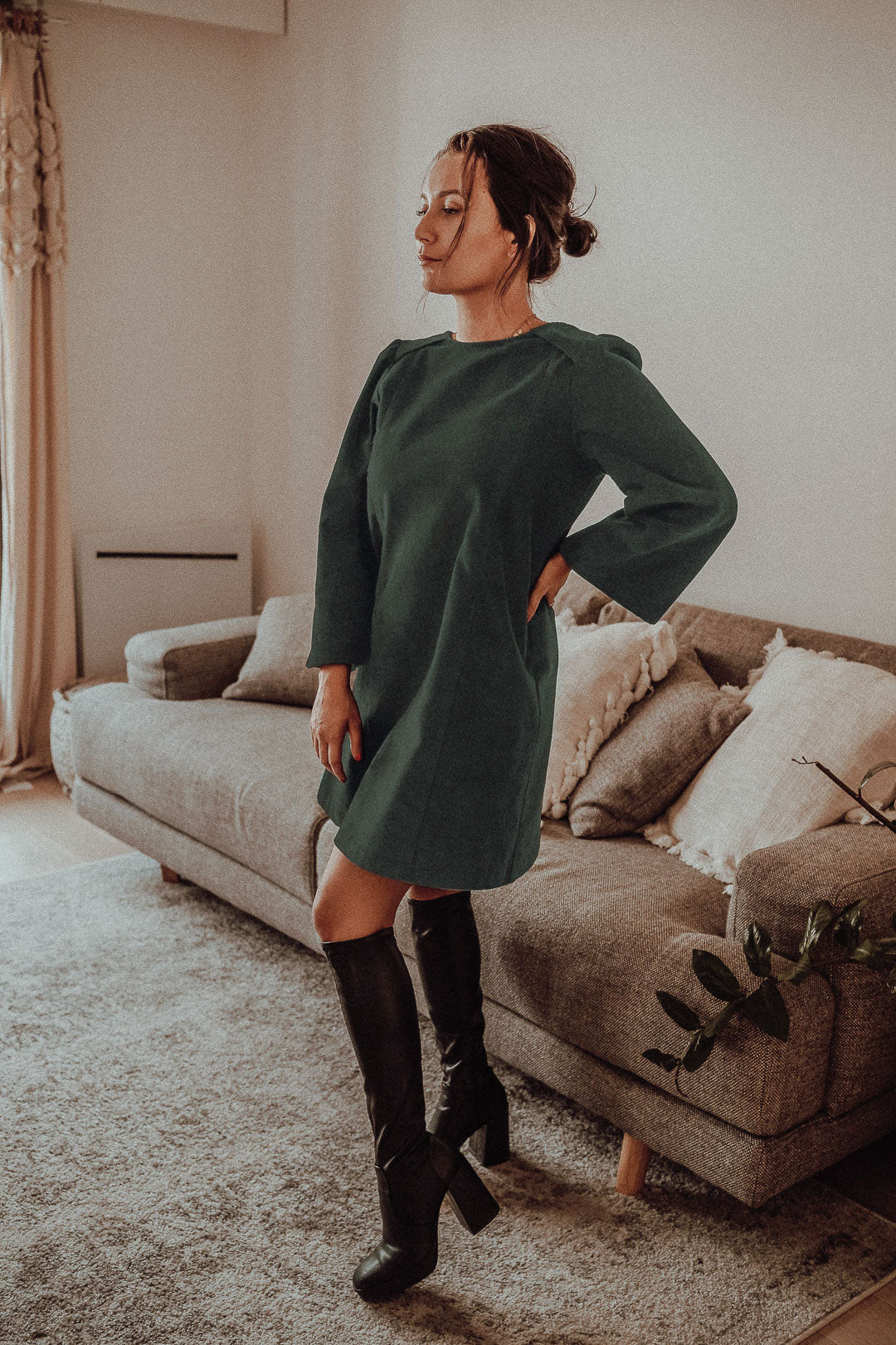 Das Stillkleid Maria aus Cord in voller Länge, kombiniert Wärme und Stil für die Winterzeit.