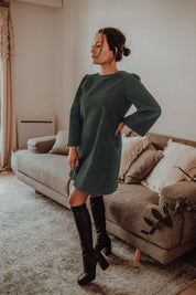 Das Stillkleid Maria aus Cord in voller Länge, kombiniert Wärme und Stil für die Winterzeit.
