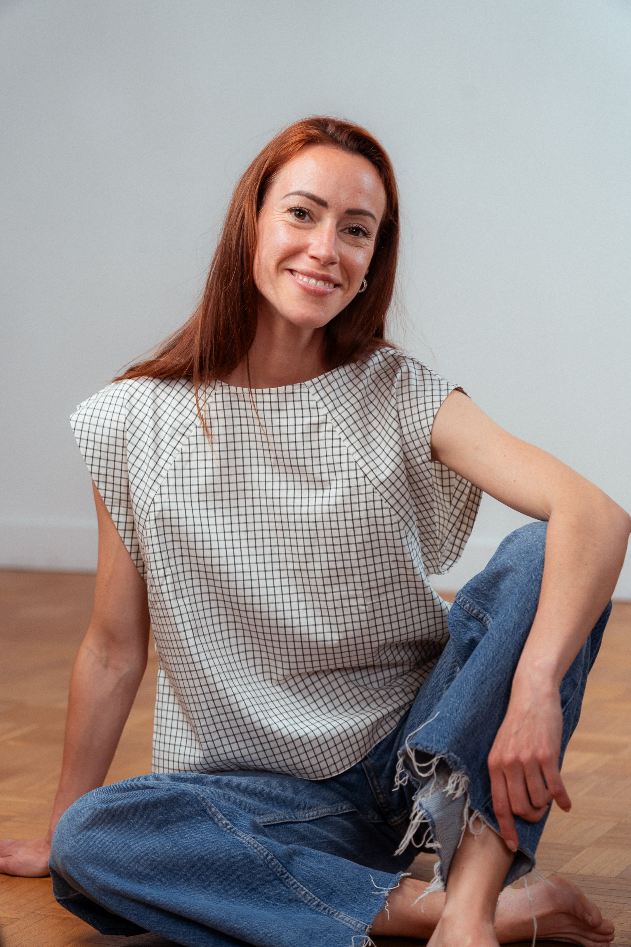 Still-Top Léna mit Karomuster – modernes Stilloberteil für Mütter, bequem geschnitten und vielseitig kombinierbar, aus 100 % Baumwolle.