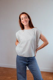 Still-Top Léna mit Karomuster – stilvolles Stilltop mit diskreten Reißverschlüssen, 100 % Baumwolle, bequem und elegant.