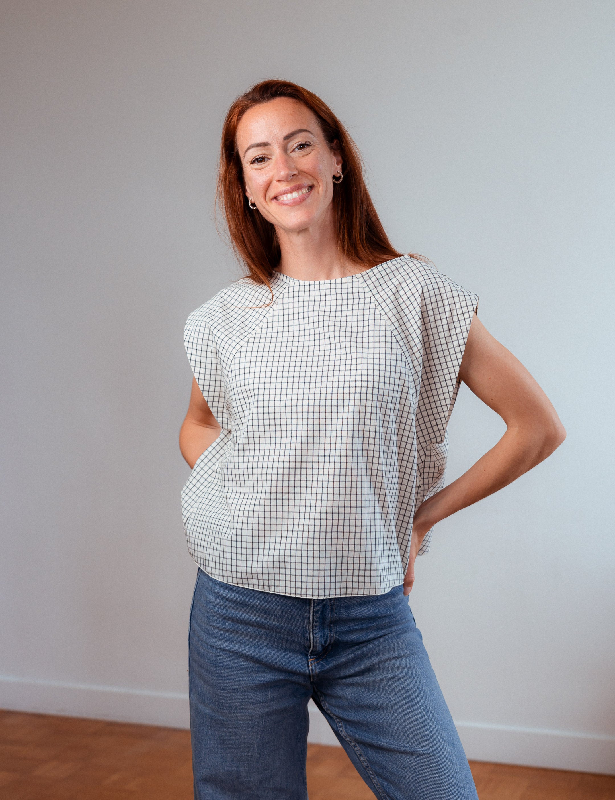 Still-Top Léna mit Karomuster – stilvolles Stilltop mit diskreten Reißverschlüssen, 100 % Baumwolle, bequem und elegant.