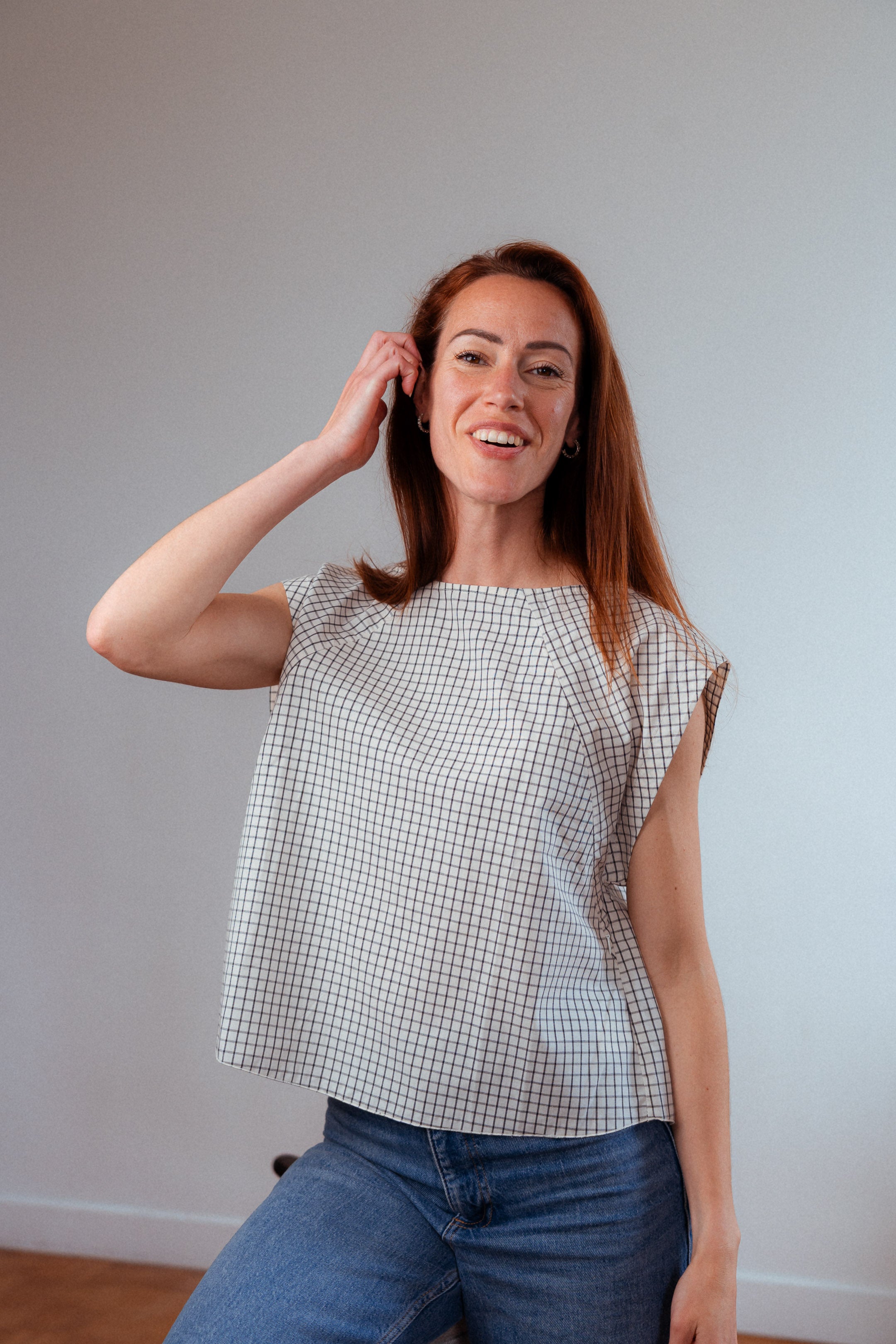 Stilltop Léna aus Baumwolle – moderne Stillmode mit Wickel-Rücken, Bootsausschnitt und praktischem Stillzugang für Mütter.