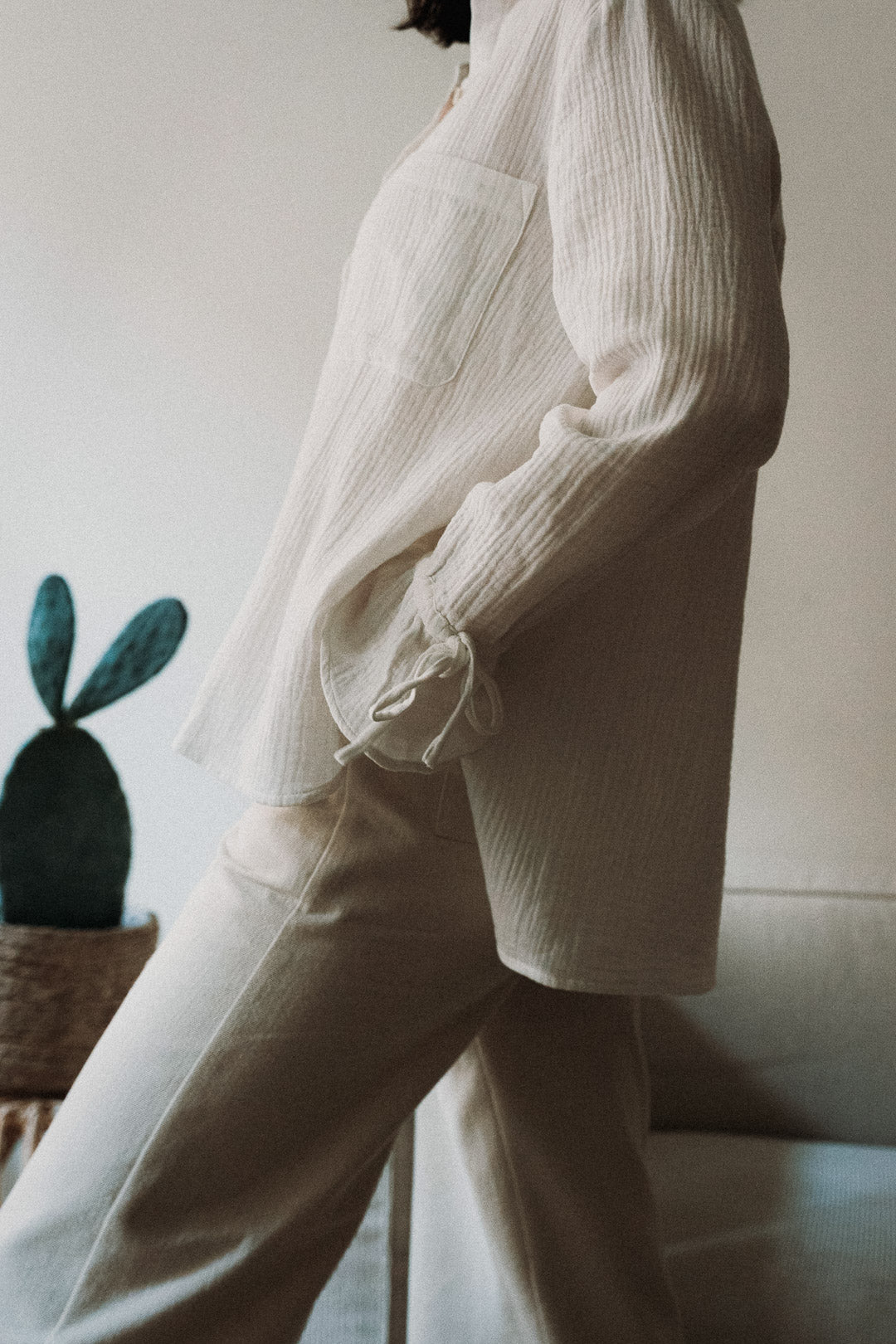 Die weiße Bluse Noosa aus doppellagiger Baumwollgaze. Ein luftiges, stilvolles Design für jede Gelegenheit.