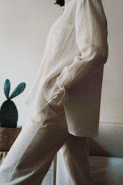 Die weiße Bluse Noosa aus doppellagiger Baumwollgaze. Ein luftiges, stilvolles Design für jede Gelegenheit.