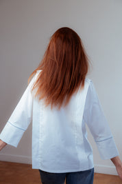 Stillbluse Camille – Rückansicht der weißen Stillbluse mit klassischem Schnitt und eleganter Schulterpartie, nachhaltig und zeitlos.