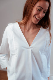 Nahaufnahme des Stoffs der Stillbluse Camille – weiche Bio-Baumwolle-Tencel-Mischung mit feiner Webstruktur, atmungsaktiv und nachhaltig.