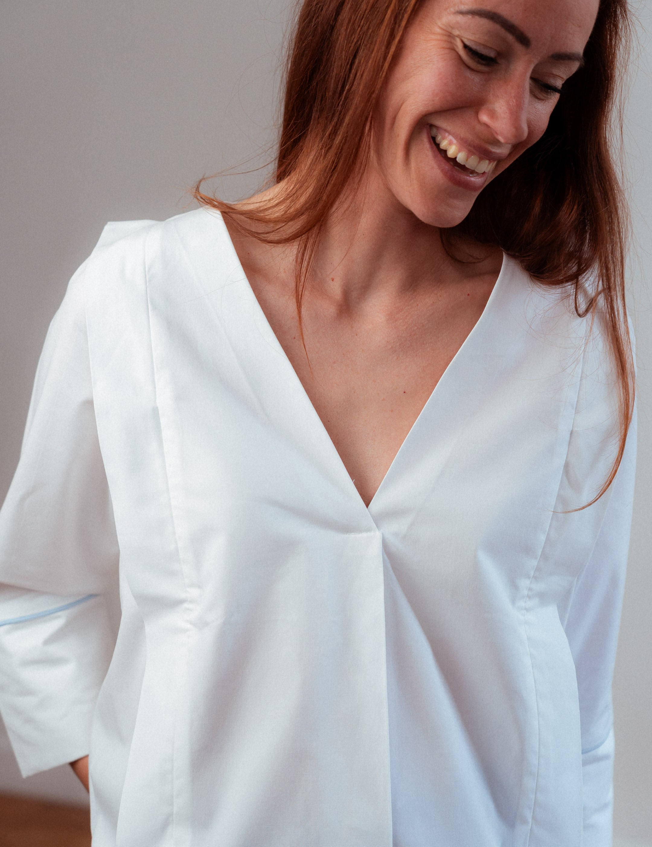 Nahaufnahme des Stoffs der Stillbluse Camille – weiche Bio-Baumwolle-Tencel-Mischung mit feiner Webstruktur, atmungsaktiv und nachhaltig.