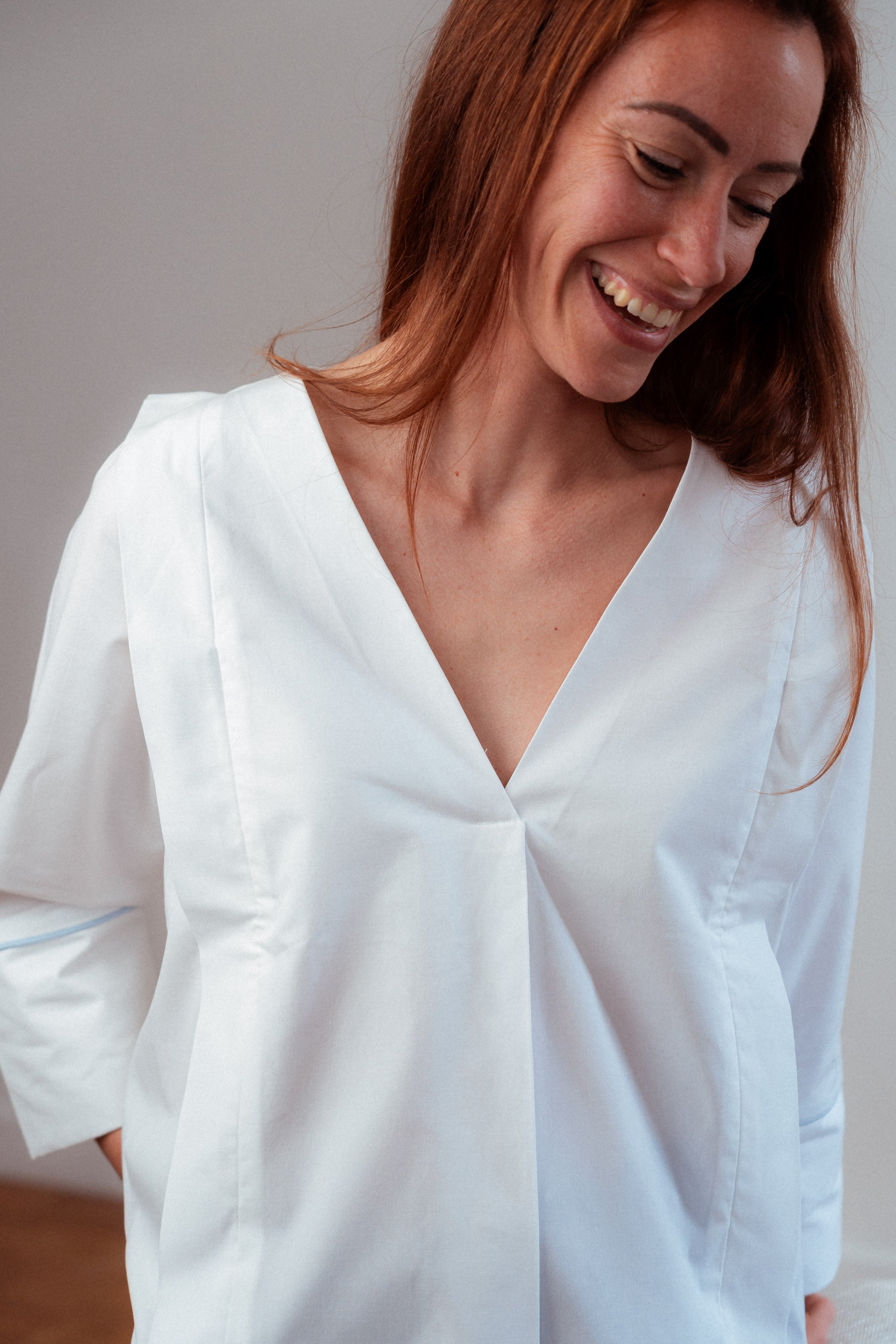Nahaufnahme des Stoffs der Stillbluse Camille – weiche Bio-Baumwolle-Tencel-Mischung mit feiner Webstruktur, atmungsaktiv und nachhaltig.