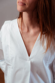 Stillbluse Camille in Weiß – stilvolle Stillmode mit geradem Schnitt und 3/4-Ärmeln, gefertigt aus Bio-Baumwolle und Tencel.