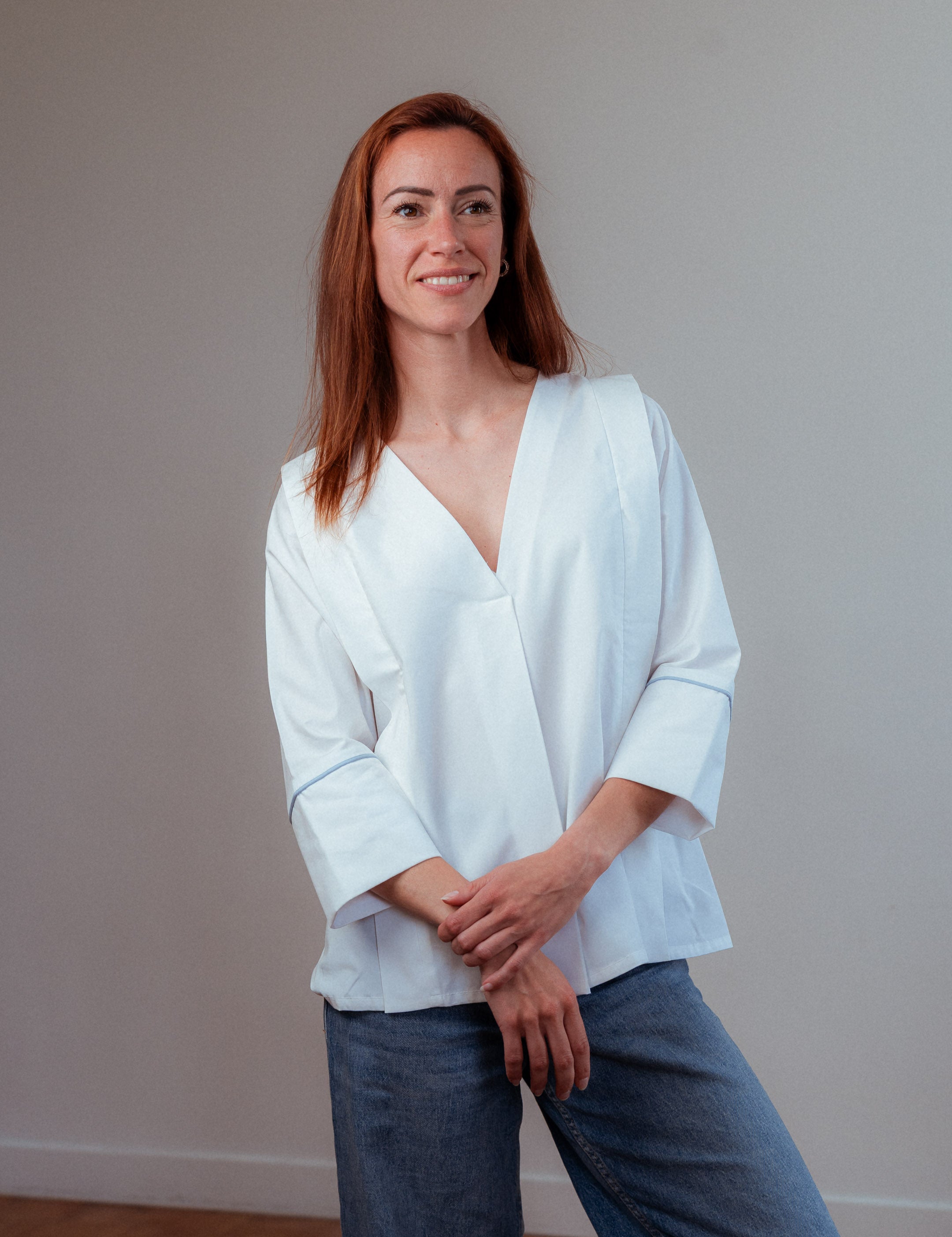Milky Hour Stillbluse Camille – nachhaltige Stillmode mit verstecktem Reißverschluss und französischem Stoff, designed für lange Tragbarkeit.