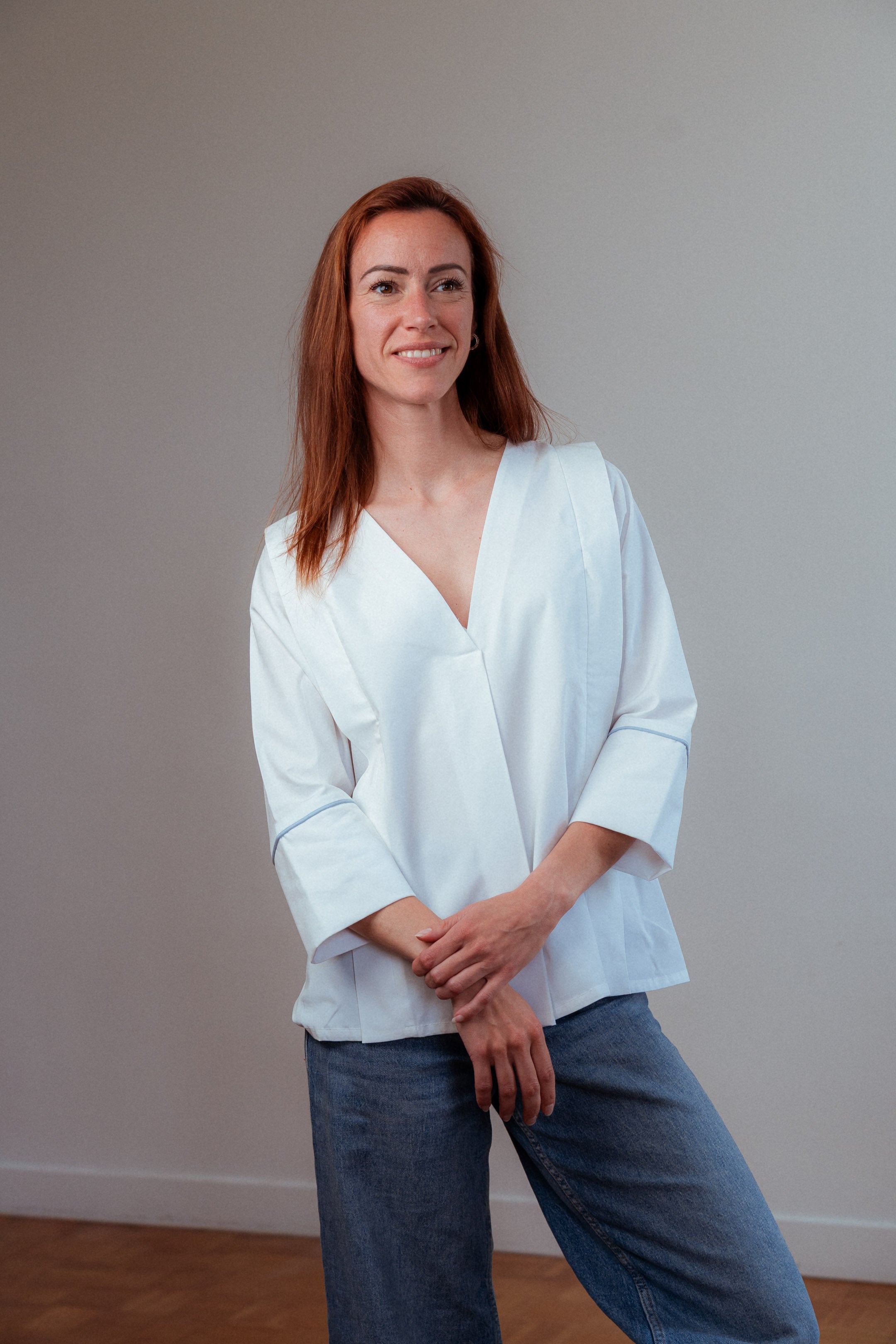 Milky Hour Stillbluse Camille – nachhaltige Stillmode mit verstecktem Reißverschluss und französischem Stoff, designed für lange Tragbarkeit.