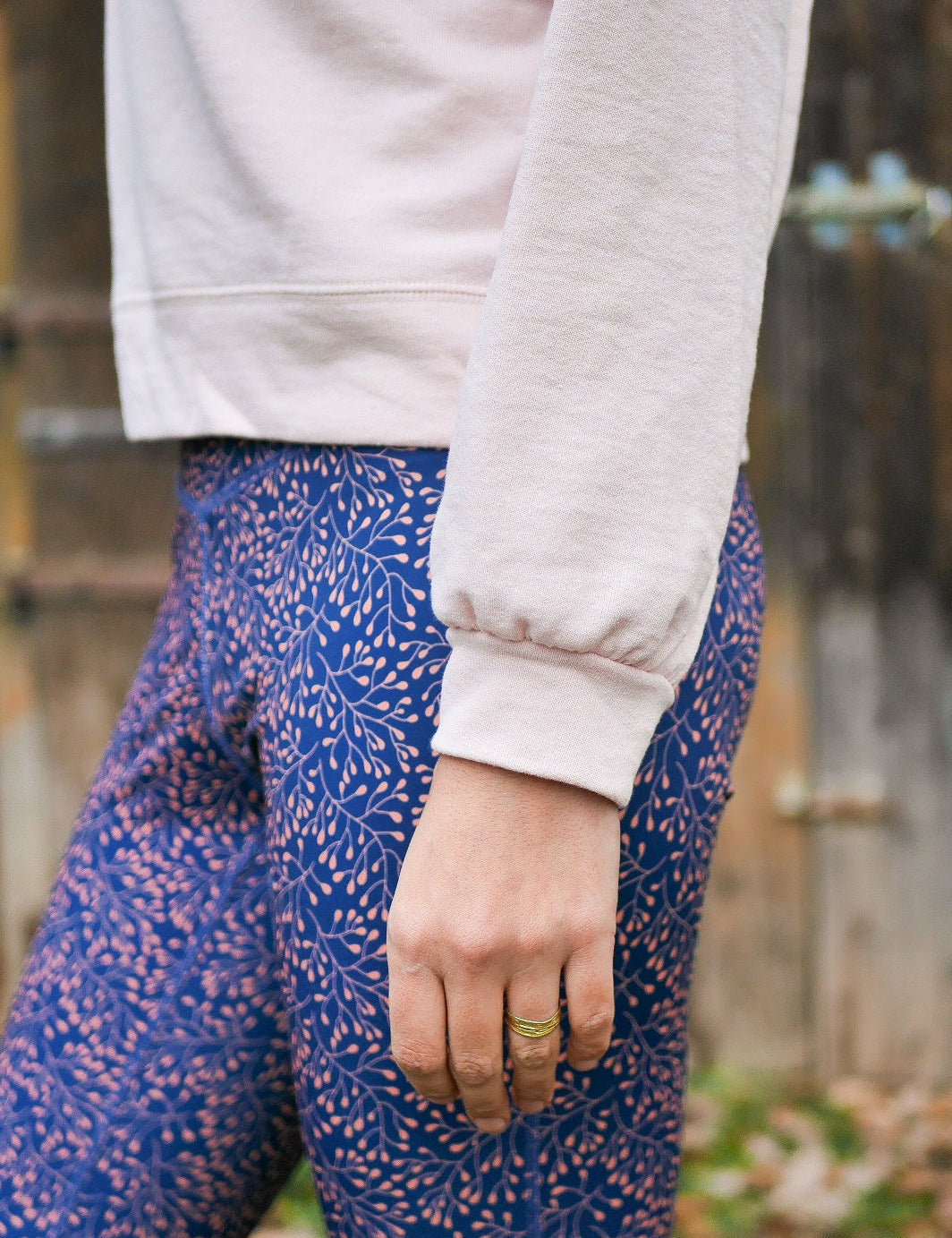 Detailaufnahme des 'Héron' Sweatshirts in Rosa, Fokus auf den Ärmel und die weiche, atmungsaktive Textur des Stoffes.