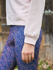 Detailaufnahme des 'Héron' Sweatshirts in Rosa, Fokus auf den Ärmel und die weiche, atmungsaktive Textur des Stoffes.