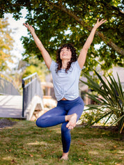 Atmungsaktives Yoga- & Fitness-T-Shirt – Himmelblau „Toucan“ – Perfekt für jede Yoga-Session im Freien