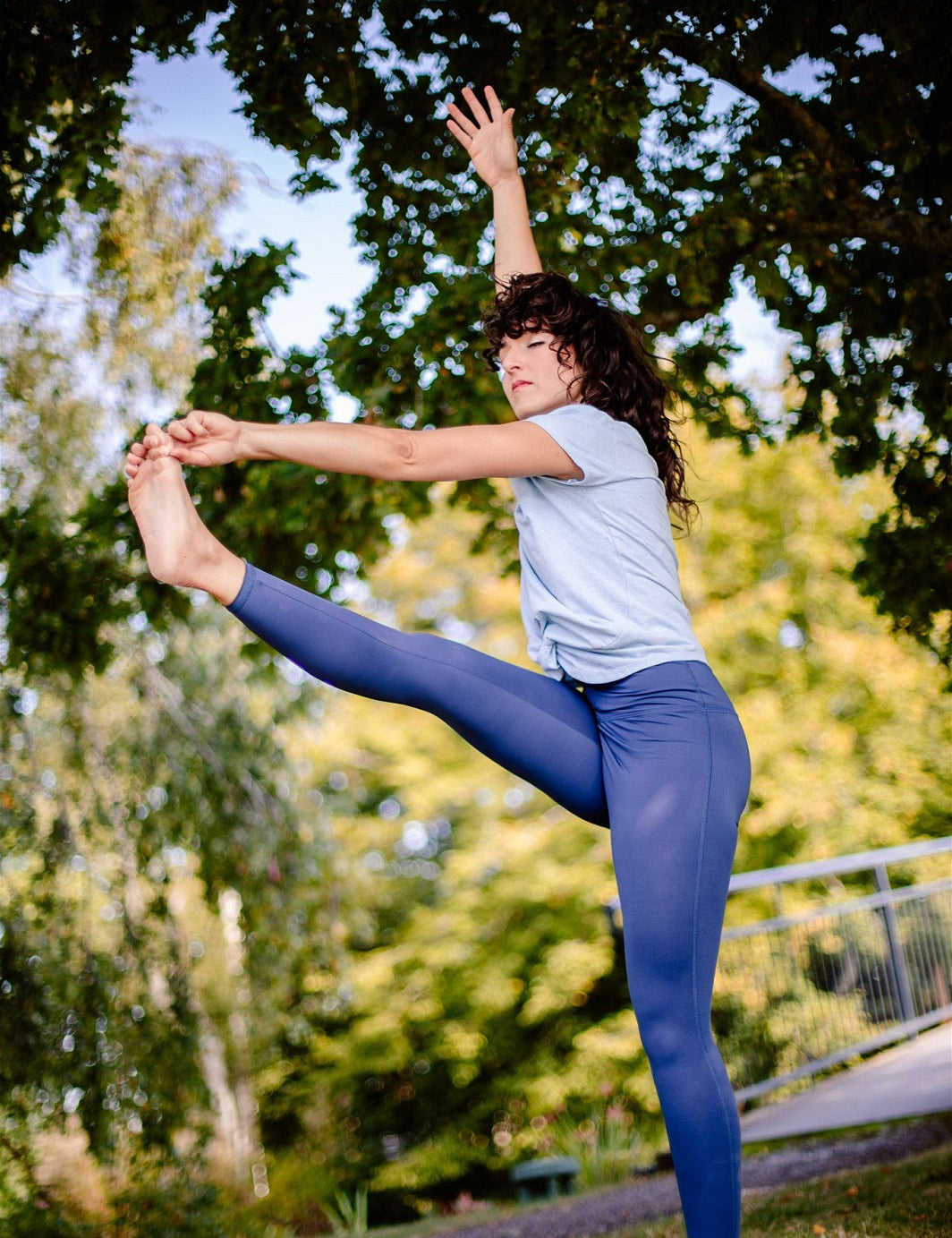 Nachhaltiges & weiches Yoga- & Fitness-T-Shirt – Himmelblau „Toucan“ – Bewegungsfreiheit & Komfort