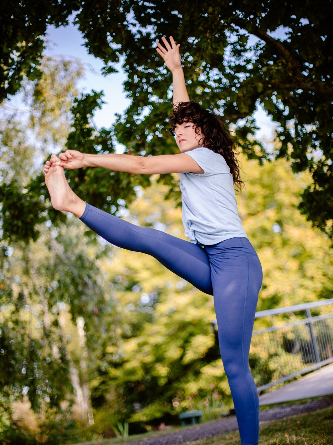 Nachhaltiges & weiches Yoga- & Fitness-T-Shirt – Himmelblau „Toucan“ – Bewegungsfreiheit & Komfort