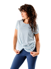 Atmungsaktives Yoga- & Fitness-T-Shirt – Himmelblau „Toucan“ – Frontansicht in Studio, femininer Schnitt für maximale Bewegungsfreiheit