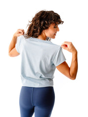 Atmungsaktives & weiches Yoga- & Fitness-T-Shirt – Himmelblau „Toucan“ – Rückansicht, elegante Passform