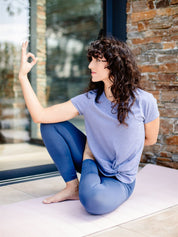 Elegantes Yoga-T-Shirt „Toucan“ in Lavendelblau – Weiches Jersey-Material für maximalen Komfort beim Workout