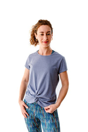 Sportliches & nachhaltiges Yoga-T-Shirt „Toucan“ – Frau im Studio mit der lavendelblauen Variante, weiches & atmungsaktives Material