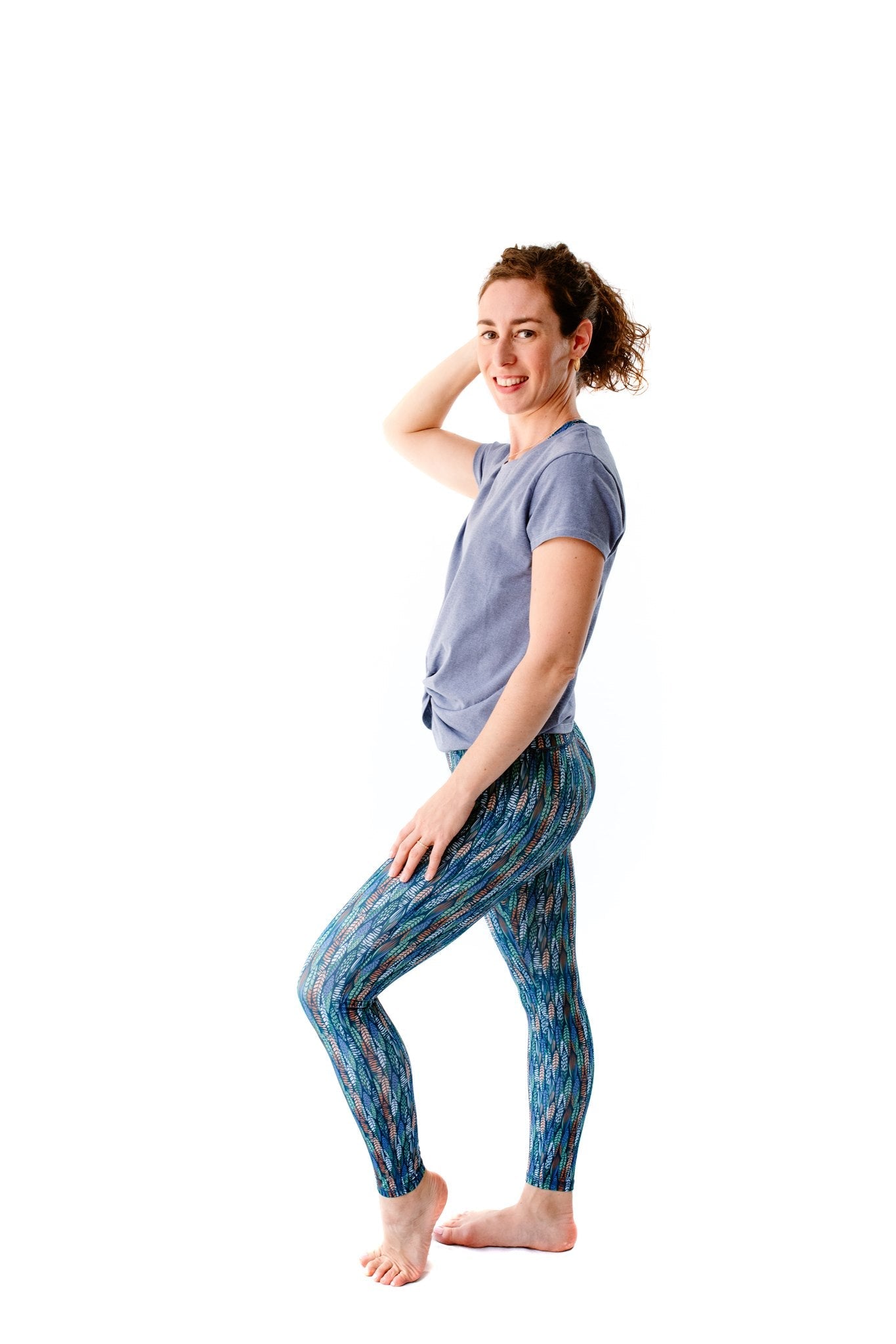 Yoga & Fitness T-Shirt aus recyceltem Material – Studioaufnahme einer Frau in der lavendelblauen Version, perfekt für Bewegung & Alltag