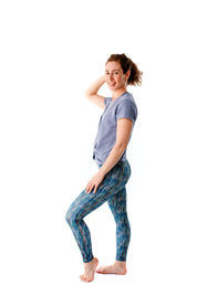 Yoga & Fitness T-Shirt aus recyceltem Material – Studioaufnahme einer Frau in der lavendelblauen Version, perfekt für Bewegung & Alltag