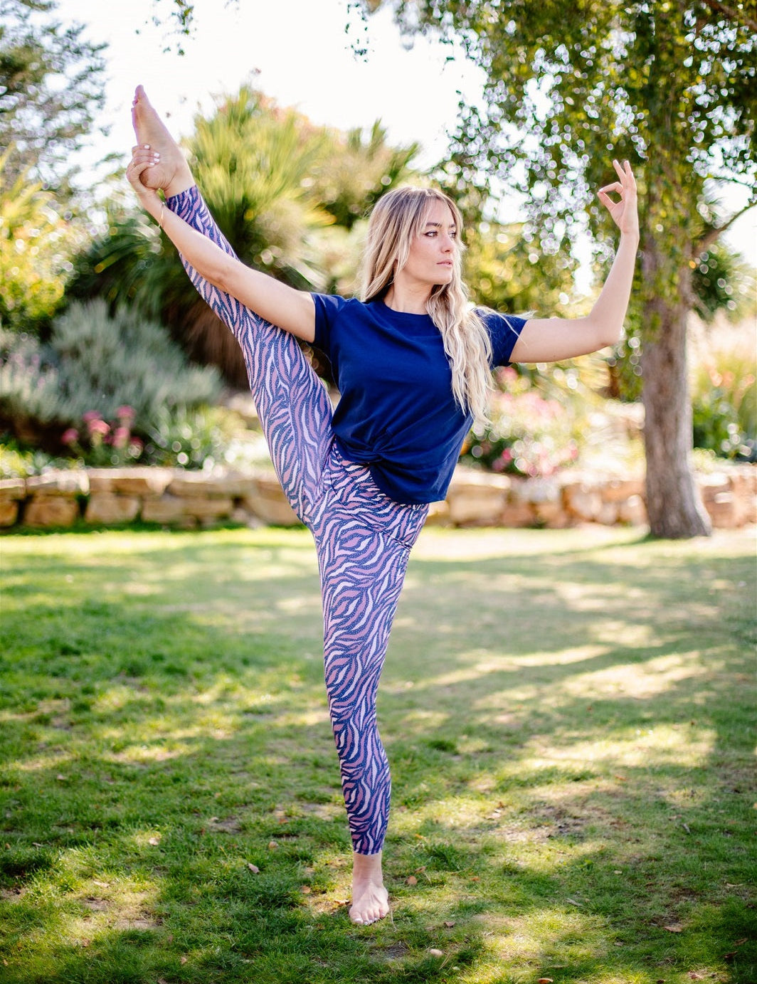 Outdoor-Workout mit dem atmungsaktiven „Toucan“-T-Shirt – sportlicher & bequemer Look für Yoga & Fitness