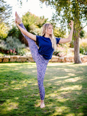 Outdoor-Workout mit dem atmungsaktiven „Toucan“-T-Shirt – sportlicher & bequemer Look für Yoga & Fitness